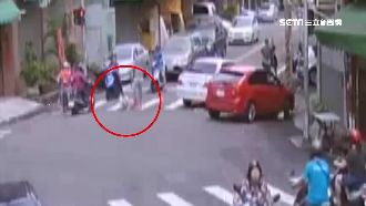 家門口過馬路…7旬婦遭左轉轎車撞倒