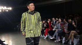 曾國城登時裝周走秀！「大肚腩+脖子肉」展現另類大叔時尚。(翻攝IG)