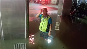 基隆強降雨　義一路水淹膝蓋