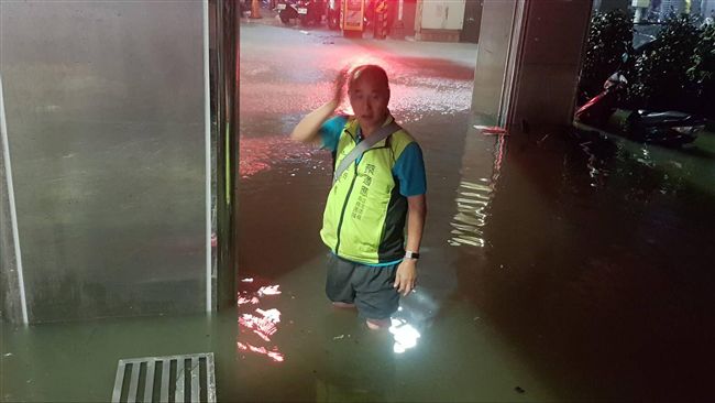 基隆豪大雨淹水　汽機車全冒險通過