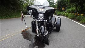 WISH過彎擦撞「最貴哈雷」　車頭全毀100萬飛了！　圖／翻攝畫面