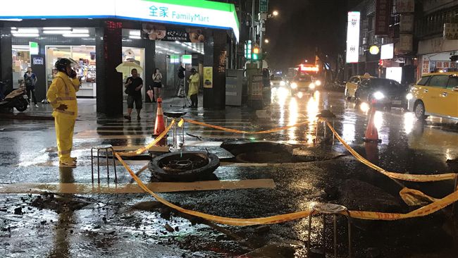 西門町出現超大噴泉　人孔蓋噴飛一旁