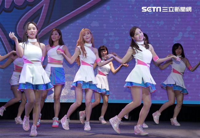 「LamiGirls」2018全新單曲 Love Me More 新歌發表。（記者邱榮吉/攝影）