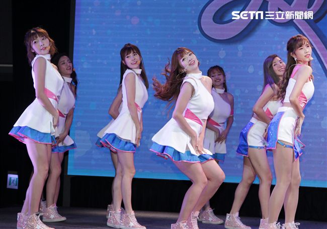 「LamiGirls」2018全新單曲 Love Me More 新歌發表。（記者邱榮吉/攝影）