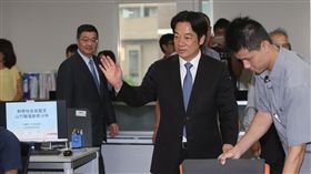 賴揆視察中央氣象局行政院長賴清德（前右2）10日視察中央氣象局，聽取熱帶性低氣壓及山竹颱風動態。中央社記者鄭傑文攝　107年9月10日