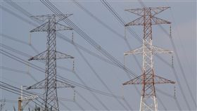 行政院提3策略解決缺電（3）行政院長賴清德8日提出解決「缺電」3大政策方向，提出非核家園、穩定供電、空污改善，並以多元創能增加供給、積極節能全民參與、靈活調度智慧儲能等3個執行策略，作為解決對策。圖為台電高壓電塔。中央社記者董俊志攝　106年11月8日