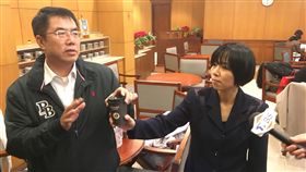 寒流送暖　黃智賢請黃偉哲喝咖啡媒體人黃智賢今天到立法院送咖啡給自己的哥哥、民主進步黨立法委員黃偉哲，黃智賢說，今天有寒流、天氣冷，「自己的咖啡自己送，我哥哥不會去拿人家的咖啡喝」。中央社記者劉冠廷攝　107年1月9日