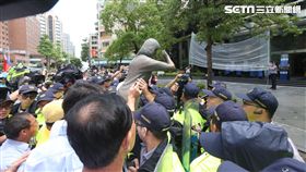 台南市慰安婦人權協會抗議　與警衝突（2）不滿日本人藤井實彥腳踹慰安婦銅像，台南市慰安婦人權平等促進協會、國民黨台南市黨部主委謝龍介等人10日上午赴日本台灣交流協會台北事務所抗議，扛著銅像與警方發生推擠衝突。中央社記者吳家昇攝　107年9月10日
