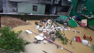 大雨成災！基隆街道淹出「垃圾黃河」
