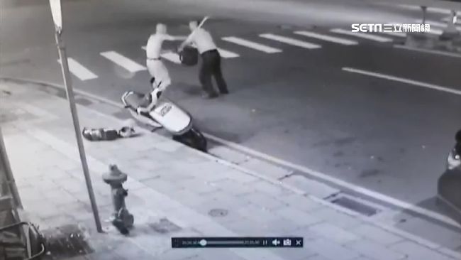 為了一袋垃圾　兩老當街上演全武行