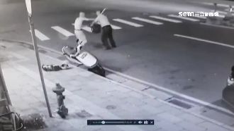 為了一袋垃圾　兩老當街上演全武行