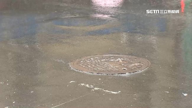 暴雨襲雨水強灌　人孔蓋爆炸原因曝光