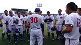U18亞青複賽開打　中華隊首戰對日2018第12屆U18亞洲青棒錦標賽7日在日本宮崎展開複賽賽程，中華隊首戰將與地主日本交手，只要拿勝，就確定與南韓隊爭冠。圖為中華隊教練集合球員喊話。中央社記者謝靜雯攝　107年9月7日