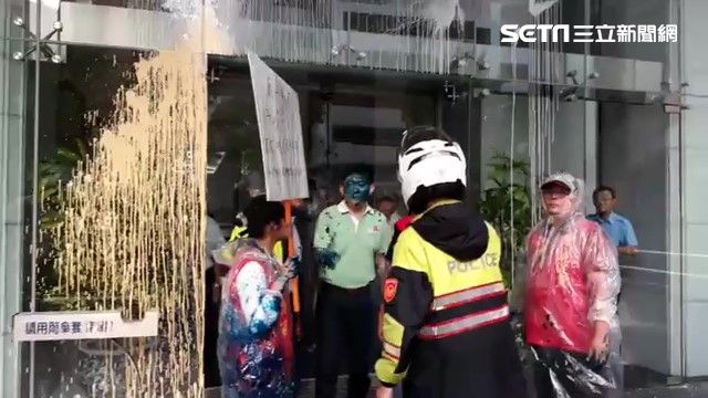 統促黨潑漆日台協會　3男1女遭送辦