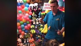 ▲女童意外射中攤商。（圖／翻攝自UNILAD臉書）
https://www.facebook.com/uniladmag/videos/4978296492193370/