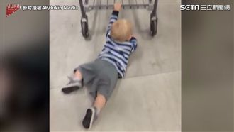 小萌弟賴皮討玩具！　拉購物車不放手