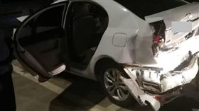 ▲彭女的車屁股被王男撞爛。（圖／翻攝自廣州日報）