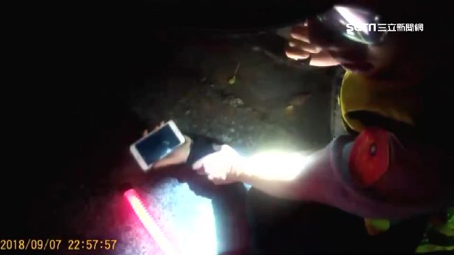 手機空盒藏毒　男遇臨檢想丟被抓包