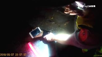 手機空盒藏毒　男遇臨檢想丟被抓包