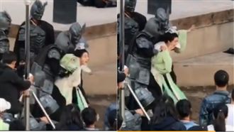 范冰冰遭黑衣人拖離　一臉錯愕狂掙扎