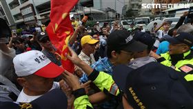 台南市慰安婦人權協會抗議　與警衝突（1）不滿日本人藤井實彥腳踹慰安婦銅像，台南市慰安婦人權平等促進協會10日上午赴日本台灣交流協會台北事務所抗議，與警方爆發短暫推擠。中央社記者吳家昇攝　107年9月10日