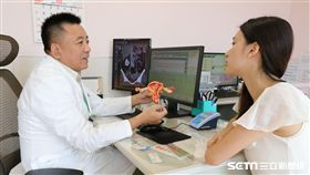 亞大醫院婦癌科主任葛裕民與患者解釋病情。（圖非當事人／亞大醫院提供）