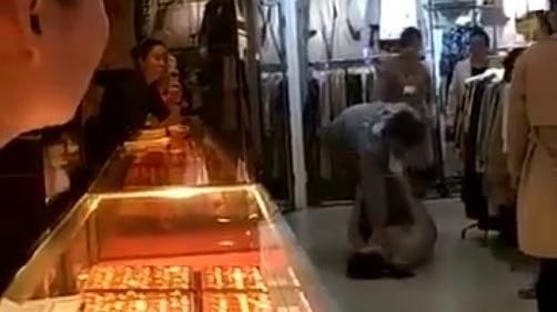 女友逛街喊鬧「要買」　男當眾打趴她
