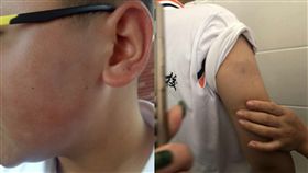 國中生集體遭凳子毆打 竟因女教師被他們...（圖／翻攝自微博）
