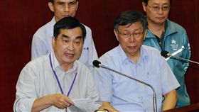 北市府釋5萬多兼職缺　鄧家基：財源為現有預算台北市政府彙整5萬多個兼職工作機會優先提供退休公教人員引議，副市長鄧家基（前左）10日下午列席議會答詢時表示，彙整出的職務為臨時性與專業性，如代課老師、宣導員、標案審查委員、諮詢委員及消防局捕蜂捉蛇業務等，並指出財源為現有預算，約新台幣1.4億至1.5億元。前右為台北市長柯文哲。中央社記者施宗暉攝　107年9月10日