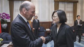 蔡英文總統11日上午接見法國國民議會友台小組、外交委員會副主席艾畢雍議員一行。（圖／總統府提供）