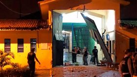 巴西黑幫重裝炸門劫獄 近百囚犯大逃亡(圖/翻攝Primera Edición推特)