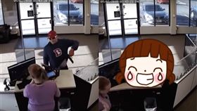 搶劫,壯漢,笨拙,老闆,手槍,電子菸,商店,轉行,槍　圖／翻攝自YouTube http://youtu.be/SSEh8dF0dng