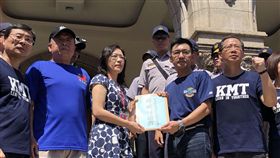 八百壯士提軍改釋憲  赴司法院遞交聲請書不滿軍人年金改革上路，多名國民黨籍立委、中華民國八百壯士捍衛中華協會等單位，3日到司法院遞交釋憲聲請書；司法院大法官書記處長王碧芳（前左3）接下聲請書。中央社記者劉世怡攝　107年9月3日