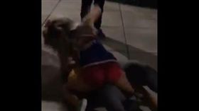 ▲斯普拉格騎到黑人少女暴揍對方。（圖／翻攝自Sierra Sprague推特）