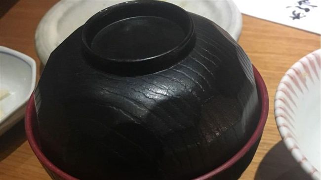 日式定食湯蓋超難開　員工傳授小撇步