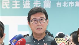 姚文智談北市釋出5萬個兼職工作機會民進黨台北市長參選人姚文智（圖）11日對於「北市釋出5萬個兼職工作機會優先給退休公教」議題，發表聲明。中央社記者謝佳璋攝  107年9月11日
