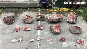 保七總隊第九大隊今（12）日破獲一起玫瑰石竊盜案，有吸毒份子到台8線竊取「玫瑰石」換取毒品，警方在山區埋伏抓到3名竊盜者。後來警方徒步攀爬至犯罪現場，發現竊盜者遺留的大量鑽孔及敲擊痕跡，人贓俱獲。目前全案檢附相關贓證物，一併移請花蓮地方檢察署偵辦。（圖／保七總隊第九大隊提供）