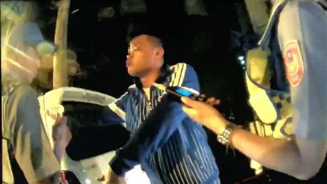 男拖延時間拒酒測　揮拳毆警逃過酒駕