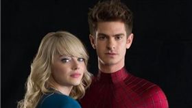 安德魯加菲爾德擁新歡　沙灘甜蜜擁吻（圖／翻攝自臉書）