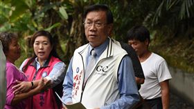 拚南投縣長  林明溱勤跑基層國民黨籍南投縣長林明溱（前）與民進黨洪國浩今年競選南投縣長，林明溱深耕基層，經常到各鄉鎮市踏勘，且縣長就任以來無重大負面消息，是優勢之一。中央社記者蕭博陽南投縣攝　107年4月19日