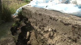 帆布蓋住就好？台南路坍近半月沒修