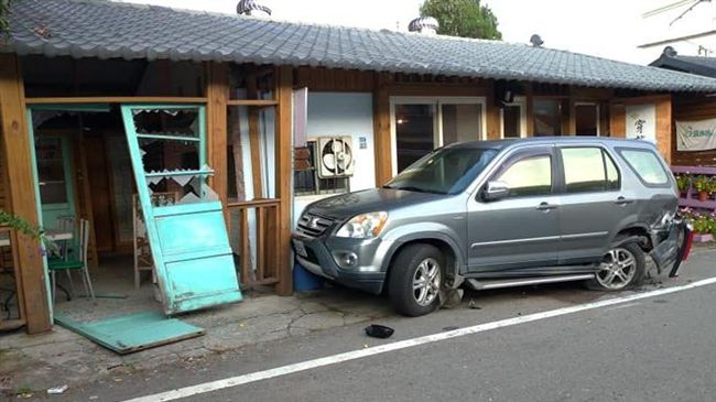 古董木門遭酒駕女撞爛　豆腐店心痛