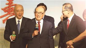 郝柏村出席吳伯雄80大壽感恩茶會前行政院長郝柏村（左2）19日出席前國民黨主席吳伯雄（左）「80大壽感恩茶會」，應邀上台致詞。中央社記者謝佳璋攝 107年6月19日