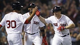 ▲Brock Holt（右）擊出代打逆轉3分彈，帶領波士頓紅襪贏球。（圖／美聯社／達志影像）