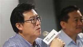 果菜市場改建案　姚陣營向柯文哲提4問題民進黨台北市長參選人姚文智（左）7日與立委王定宇（右）、青年代表共同召開「阿北，請告訴我真相：公開透明篇part2」記者會，針對第一果菜市場改建案，向台北市長柯文哲拋出4大問題；姚文智強調，若他當選將重新檢討改建計畫。中央社記者徐肇昌攝　107年9月7日