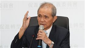 黃煌雄：監督不周  向社會大眾道歉（2）促進轉型正義委員會主委黃煌雄12日在台北召開記者會表示，對於媒體報導非正式會議的內容，造成社會紛擾，監督不周，代表促轉會向社會大眾道歉。中央社記者張皓安攝  107年9月12日