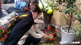 台中市防疫人員執行孳生源查核。（圖／疾管署提供）