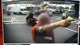 站牌招手攔車被忽略 翁站路中央肉身擋車