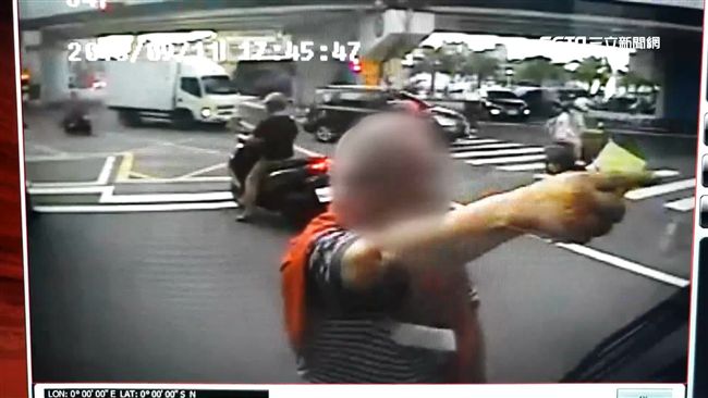 攔公車被忽略　老翁怒衝馬路中央理論
