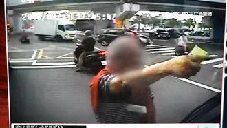 攔公車被忽略　老翁怒衝馬路中央理論